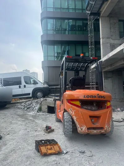 Şantiyede forkliftin lastiğine yerinde müdahale