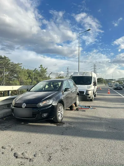 Otoyol kenarında emniyet şeridinde hatchback araca lastik yardımı
