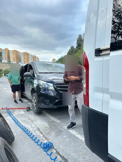 Yol kenarında panelvan aracın ön lastiğine mobil lastik servisi