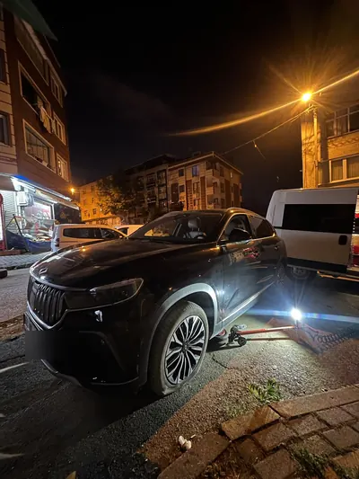 Gece sokakta SUV aracın ön lastiğine mobil servis