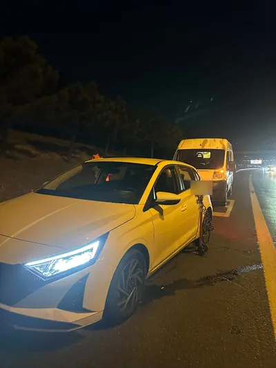 Gece otoyol emniyet şeridinde sedan araca lastik yol yardımı