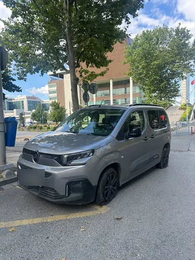 Otoparkta ön lastiği inmiş hafif ticari araç