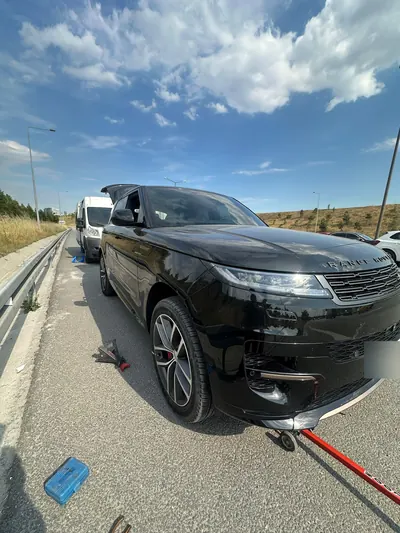 Otoyol kenarında SUV aracın ön lastiğine yol yardımı