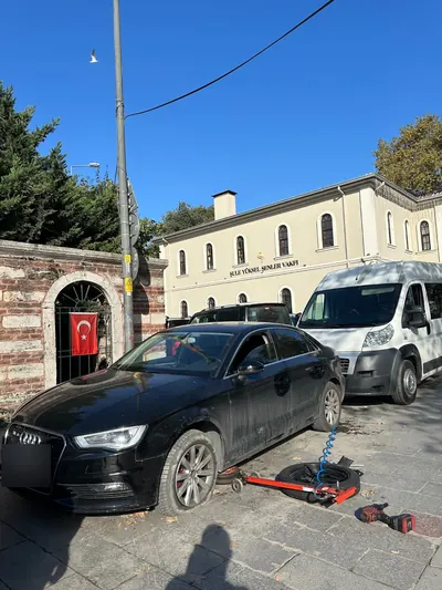 Gündüz kaldırım kenarında ön lastiği inmiş sedan araca yerinde müdahale