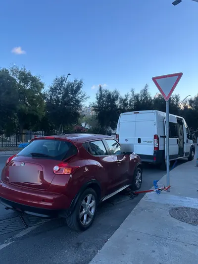 Akşamüstü yol kenarında krikoya alınmış araç ve mobil lastik servis aracı