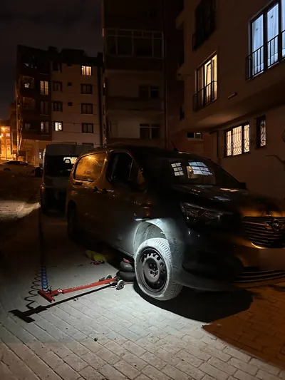 Gece sokak arasında hafif ticari aracın ön lastiğine yerinde müdahale