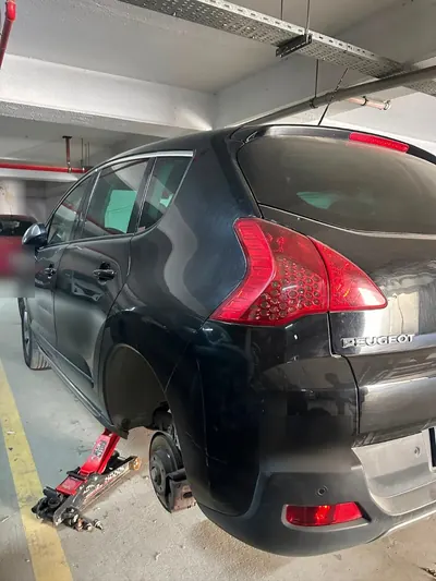 Kapalı otoparkta krikoya alınmış aracın lastik değişimi