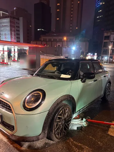 Gece cadde kenarında ön lastik değişimi