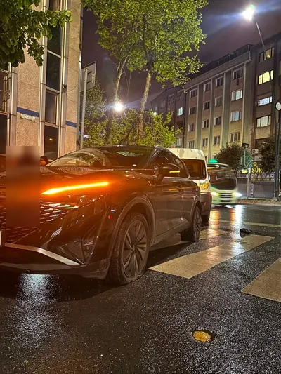 Yağmurlu gecede yol kenarında lastik yardımı