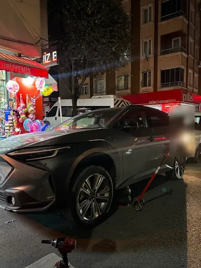 Gece sokak arasında mobil lastik servisi