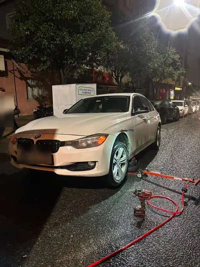 Akşam saatinde sedan araca mobil lastik servisi