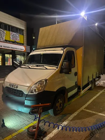 Gece kamyonetin ön lastiğine yerinde müdahale