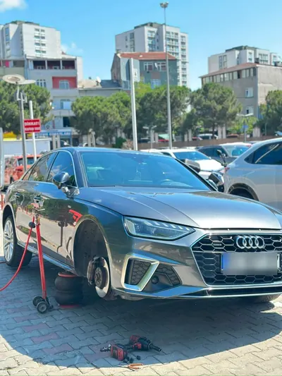 Gündüz ön tekeri sökülmüş araçta lastik değişimi