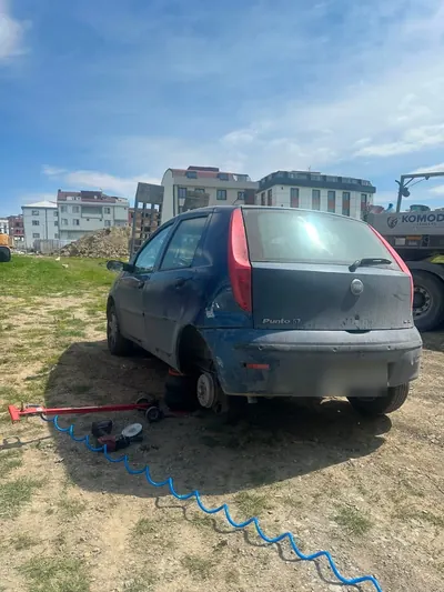 Açık arazide kalan araca mobil lastik yardımı